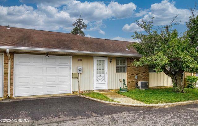 32C Yorkshire Court, Manchester, NJ 08759