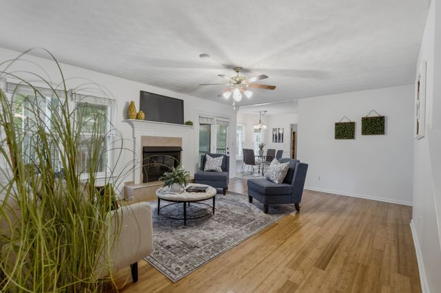 609 Knollwood Dr, La Vergne, TN 37086