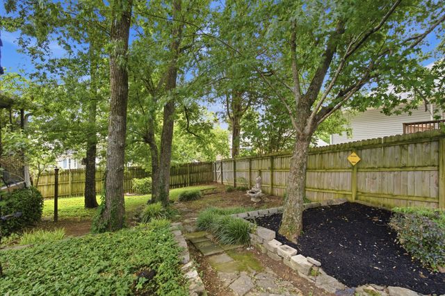 609 Knollwood Dr, La Vergne, TN 37086