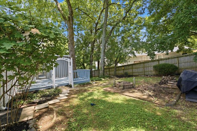 609 Knollwood Dr, La Vergne, TN 37086