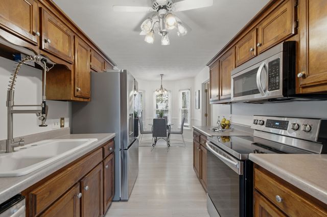 609 Knollwood Dr, La Vergne, TN 37086