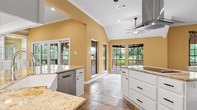 97 Avenue J, Dickinson, TX 77539