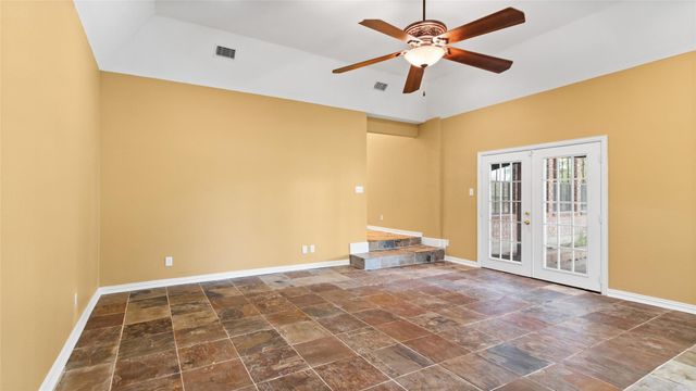 97 Avenue J, Dickinson, TX 77539