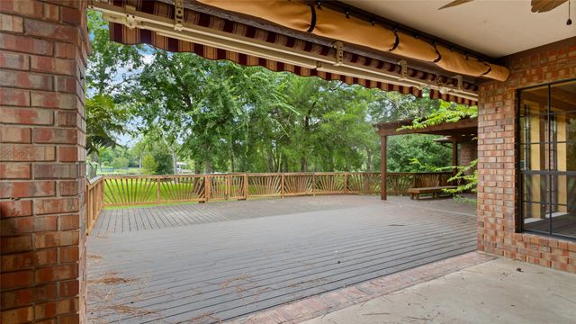 97 Avenue J, Dickinson, TX 77539