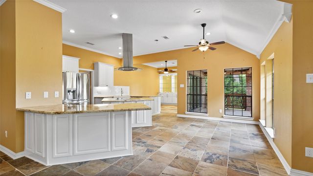 97 Avenue J, Dickinson, TX 77539