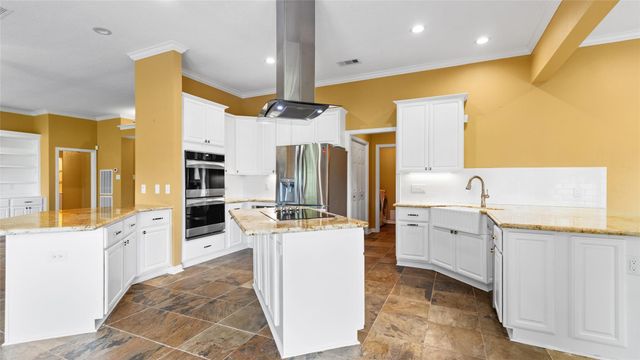 97 Avenue J, Dickinson, TX 77539