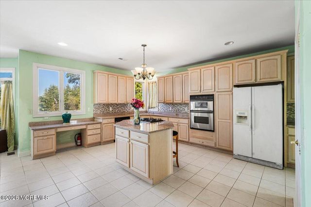 10 Huxley Court, Marlboro, NJ 07746