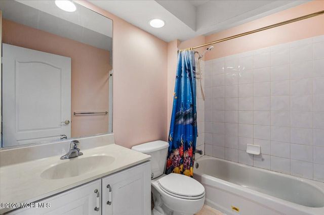 10 Huxley Court, Marlboro, NJ 07746