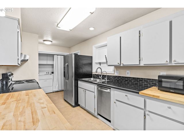 955 TERRITORIAL St, Harrisburg, OR 97446