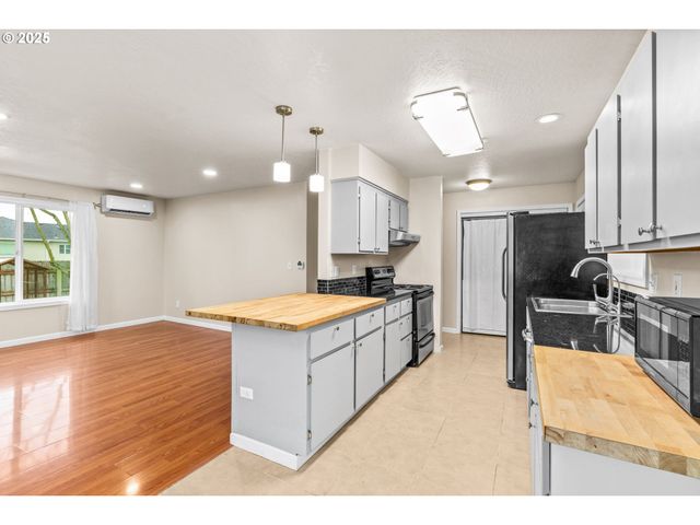 955 TERRITORIAL St, Harrisburg, OR 97446