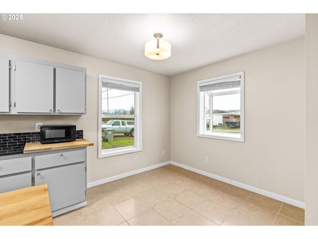 955 TERRITORIAL St, Harrisburg, OR 97446