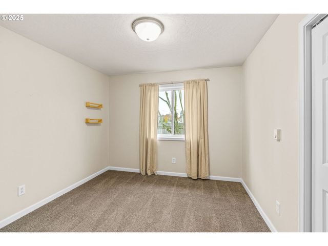 955 TERRITORIAL St, Harrisburg, OR 97446