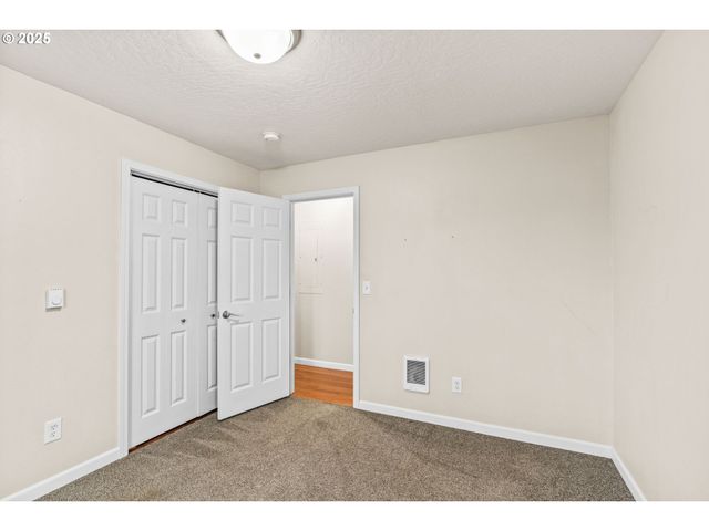 955 TERRITORIAL St, Harrisburg, OR 97446