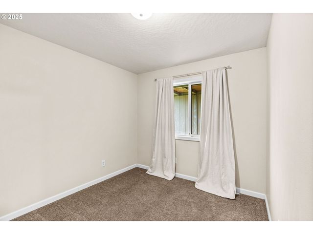 955 TERRITORIAL St, Harrisburg, OR 97446