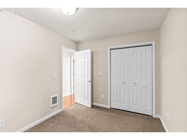 955 TERRITORIAL St, Harrisburg, OR 97446