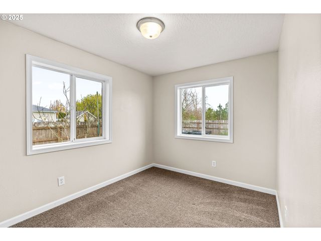 955 TERRITORIAL St, Harrisburg, OR 97446