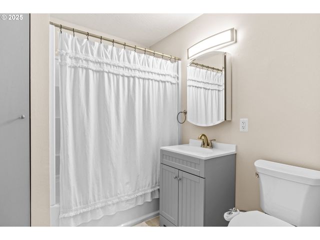 955 TERRITORIAL St, Harrisburg, OR 97446