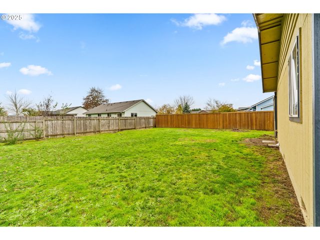 955 TERRITORIAL St, Harrisburg, OR 97446