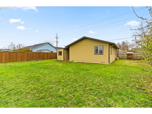 955 TERRITORIAL St, Harrisburg, OR 97446