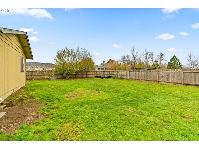 955 TERRITORIAL St, Harrisburg, OR 97446