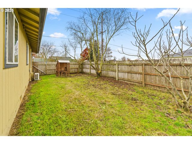 955 TERRITORIAL St, Harrisburg, OR 97446