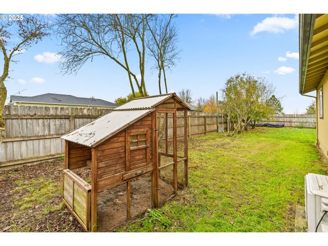 955 TERRITORIAL St, Harrisburg, OR 97446