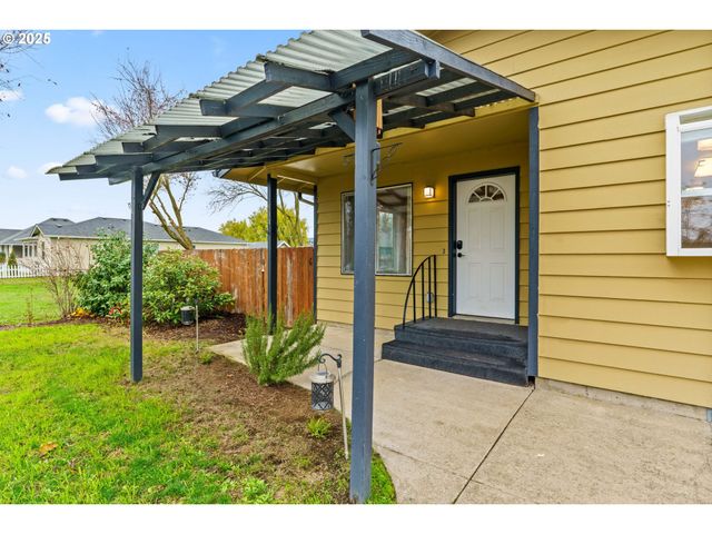 955 TERRITORIAL St, Harrisburg, OR 97446