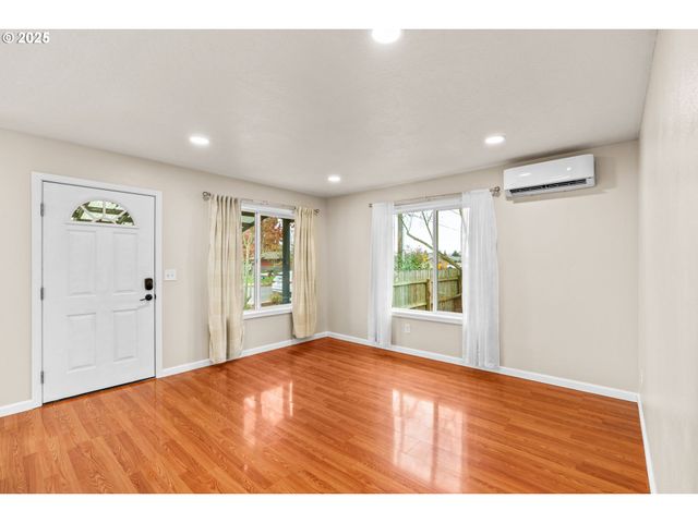 955 TERRITORIAL St, Harrisburg, OR 97446