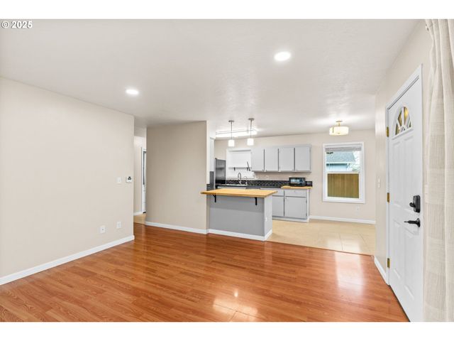 955 TERRITORIAL St, Harrisburg, OR 97446