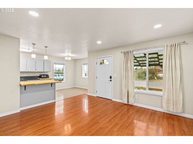 955 TERRITORIAL St, Harrisburg, OR 97446