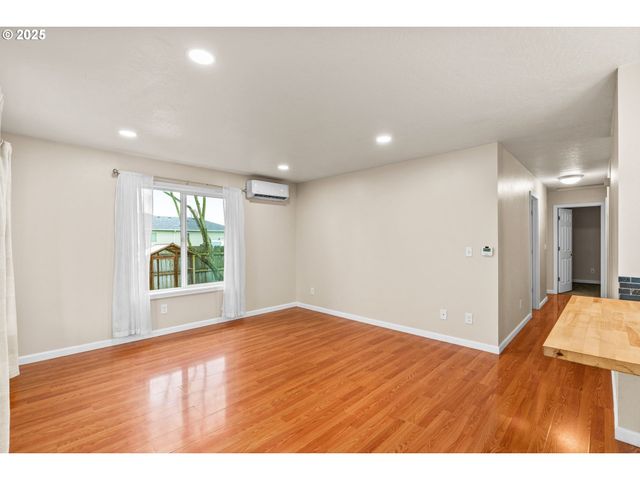 955 TERRITORIAL St, Harrisburg, OR 97446