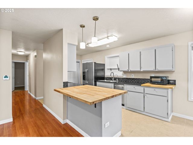 955 TERRITORIAL St, Harrisburg, OR 97446