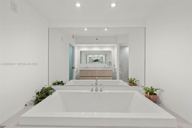 1000 S Pointe Dr 2803, Miami Beach, FL 33139