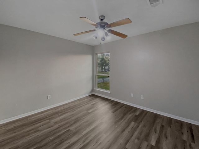 706 S Diamondhead Boulevard, Crosby, TX 77532