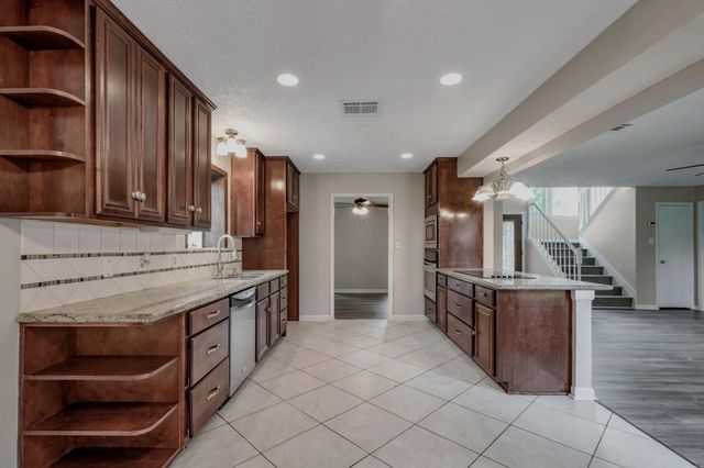 706 S Diamondhead Boulevard, Crosby, TX 77532