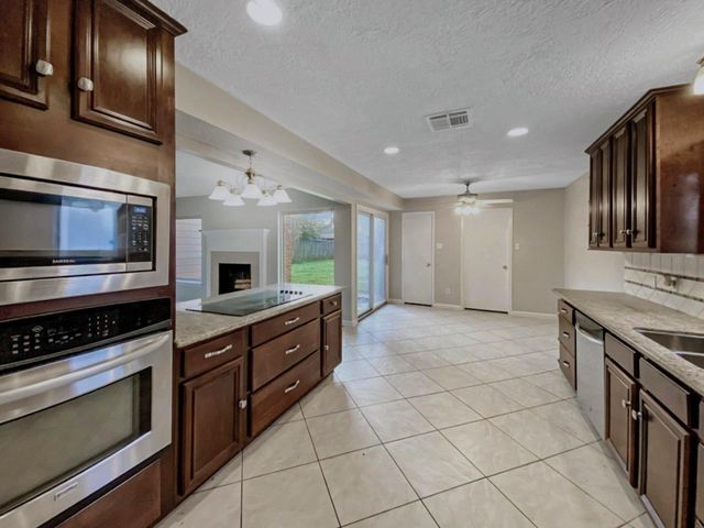 706 S Diamondhead Boulevard, Crosby, TX 77532