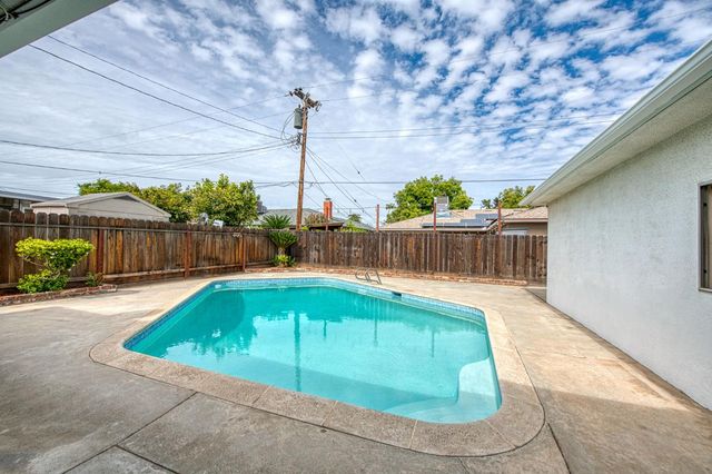 786 E Dovewood Lane, Fresno, CA 93710