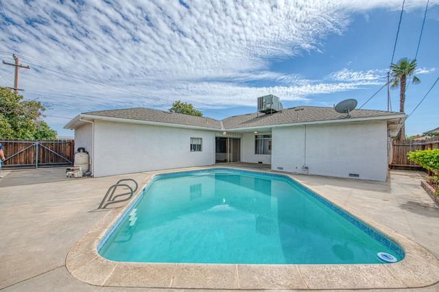 786 E Dovewood Lane, Fresno, CA 93710
