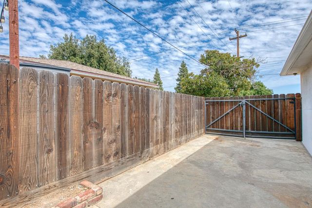 786 E Dovewood Lane, Fresno, CA 93710