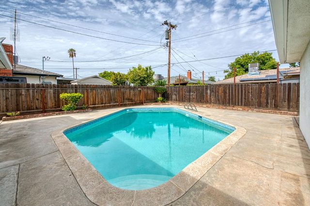 786 E Dovewood Lane, Fresno, CA 93710