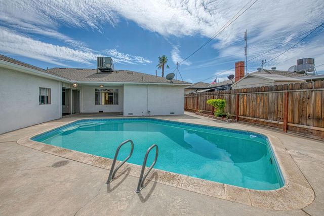 786 E Dovewood Lane, Fresno, CA 93710
