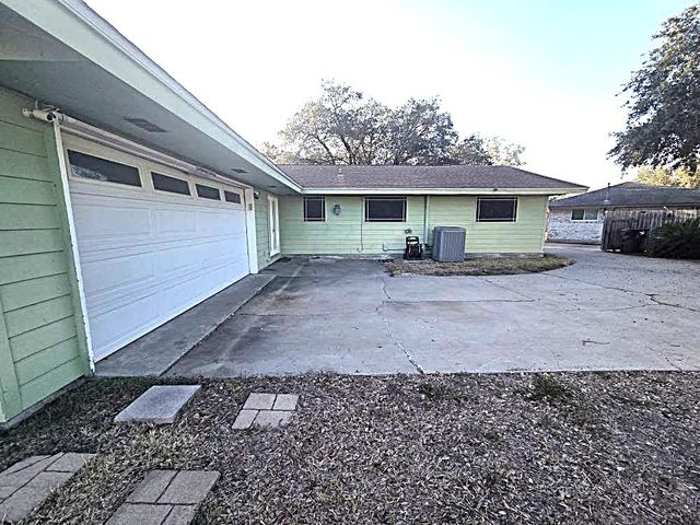 305 S Pasadena Dr, Kingsville, TX 78363