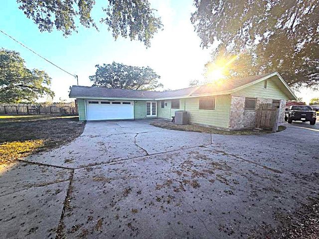 305 S Pasadena Dr, Kingsville, TX 78363