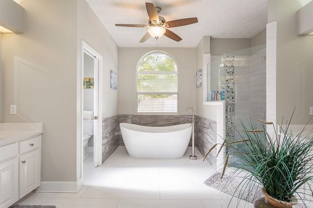 1328 Tour Dr, Gulf Breeze, FL 32563