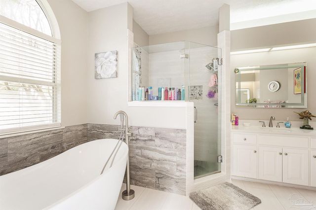 1328 Tour Dr, Gulf Breeze, FL 32563