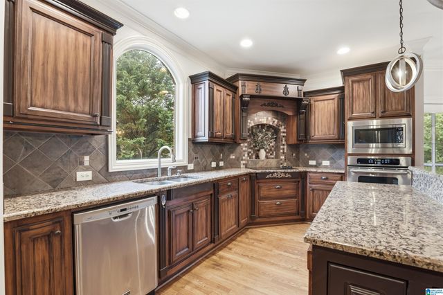8051 LAKESIDE CIRCLE, Trussville, AL 35173