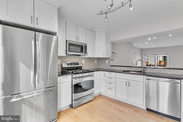 6146 BROOK DR, Falls Church, VA 22044