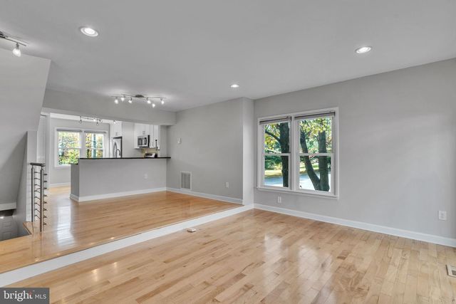 6146 BROOK DR, Falls Church, VA 22044