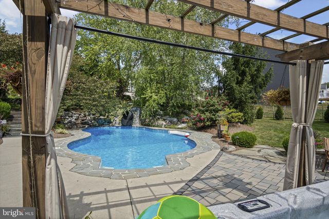 2 COUNTRY SIDE DRIVE, Carlisle, PA 17013