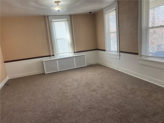 16 Oak St, Manor, PA 15665